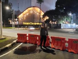 Polsek Metro Gambir Lakukan Penutupan Akses Jalan Merdeka Selatan untuk Kelancaran Kamtibmas