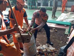 Gerebek Lumpur di Cempaka Putih Timur, Warga dan Aparat Bersatu Bersihkan Lingkungan