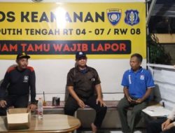 Bhabinkmatibmas Cempaka Putih Timur Sambangi Pos Kamling Untuk Perkuat Kewaspadaan Lingkungan Warga