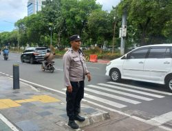 Polsek Metro Gambir Laksanakan Pengaturan Lalin Sore Hari di Pertigaan Jalan Juanda Raya – Veteran 3