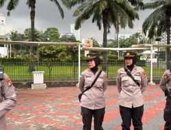 Petugas Polri Lakukan Pengamanan Unjuk Rasa Secara Humanis Di Gedung DPR RI