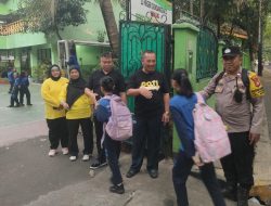 Bhabinkamtibmas Gondangdia Beri Pelayanan Pagi, Bantu Murid SDN Gondangdia 03 Masuk Sekolah