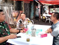 “Sentuh UMKM, Bhabinkamtibmas Ajak Pedagang Nasi Uduk Wujudkan Lingkungan Aman”