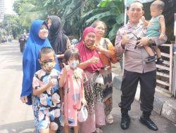 Bhabinkamtibmas Menteng Pantau Giat Fogging Untuk Cegah DBD Di RW 02 Menteng