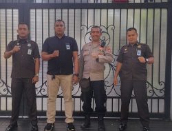 Sambang Pemukiman Warga, Humas Menteng Sampaikan Himbauan Kamtibmas kepada Security Jalan Lembang