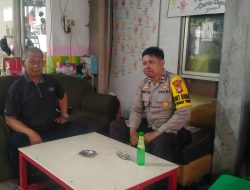 Pendamping Bhabinkamtibmas Kelurahan Tanah Tinggi Jaga Keamanan Bersama di Pos Sekretariat RW 13