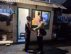 Dekat Dengan Masyarakat, Bhabinkamtibmas Pegangsaan Patroli Satkamling Rw 02 Jalan Kalasan Menteng