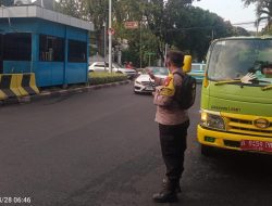 Bhabinkamtibmas Gondangdia Atur Lalu Lintas Pagi Hari Di TL Teuku Umar, Dukung Kelancaran Aktivitas Warga