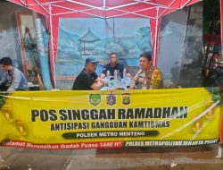 Bhabinkamtibmas Kebon Sirih Bersama Warga Pemantauan Malam Hari Di Perbatasan Kalipasir Menteng