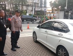 Pelayanan Prima Polsubsektor Cut Mutia, Laksanakan Pengaturan Lalu Lintas Di Depan SMA Kanisius Menteng