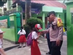 Pelayanan Pagi Bhabinkamtibmas Gondangdi, Bantu Murid Masuk Sekolah Dan Atur Lalu Lintas Di SDN Gondangdia 03