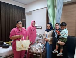 Bhayangkari Kemayoran Beri Dukungan untuk Istri Anggota Polsek Usai Melahirkan