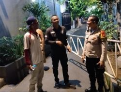 Jalin Kedekatan dengan Warga, Bhabinkamtibmas Cempaka Putih Timur Sambangi Pos Kamling Tengah Malam