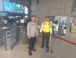 Bhabinkamtibmas Kebon Kacang Patroli Stasiun KA Tanah Abang Untuk Menjaga Kamtibmas Kondusif