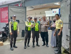 Imbauan Humanis Bhabinkamtibmas Menteng Kepada Massa Aksi Serikat Pekerja KAI Servis Di Hari Buruh Internasional