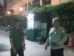 Bhabinkamtibmas Petojo Selatan Aktif Sambangi Satkamling RW 03, Ajak Warga Perkuat Keamanan Lingkungan
