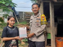 Anak Sekolah Terima Buku dari Bhabinkamtibmas Sebagai Peduli Pendidikan