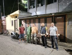 Dekat dengan Warga, Polisi Sambangi Pos Kamling di Gunung Sahari Utara Tengah Malam