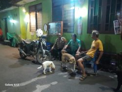 Dekatkan Diri dengan Warga, Bhabinkamtibmas Kelurahan Gambir Sambangi Pos Kamling RW 04