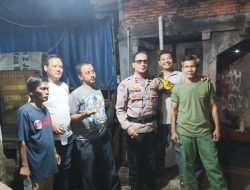 Patroli Jalan Kaki Bersama, Bhabinkamtibmas Kampung Rawa dan RT RW 02 Pererat Sinergi Kamtibmas