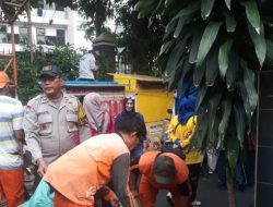 Gerebek Lumpur Bareng Warga, Aiptu Sunarto dan Tiga Pilar Bersihkan Saluran Tersumbat RW 03