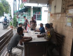Patroli Siang Hari Bhabinkamtibmas Sambangi Pos RW. 010 Karang Anyar