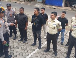 Pastikan Aman, Kapolsubsektor Pasar Tanah Abang Berikan Arahan Kepada Personel Pengamanan Unras Di Kantor Maka Motors