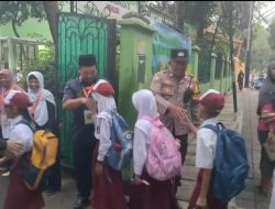 Bhabinkamtibmas Gondangdia Hadir, Sekolah Aman Lalu Lintas Lancar