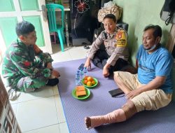 Wujud Empati Polri, Bhabinkamtibmas dan Babinsa Jenguk Warga Sakit di Kebon Kosong