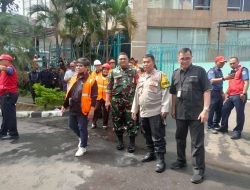 Latihan Simulasi Evakuasi Kebakaran Digelar di Gedung Menara Era, Bhabinkamtibmas dan Babinsa Turut Monitoring