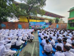 Polisi Masuk Sekolah! Binmas Polsek Johar Baru Edukasi Siswa Baru SMPN 156 Soal Bahaya Bullying, Narkoba dan Judi Online