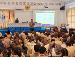 Bhabinkamtibmas Gelora Sampaikan Binluh Bahaya Tawuran dan Narkoba Saat MPLS di SMAN 24 Jakarta