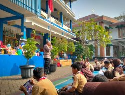 Cegah Sejak Dini, Kanit Binmas Menteng Sosialisasi Bahaya Judi Online di MPLS SMPN 8