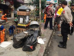 Kapolsubsektor Kayu Awet Bersama Warga Pantau Pembongkaran, Pastikan Situasi Tetap Kondusif