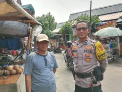 Dekatkan Diri Lewat Sambang, Bhabinkamtibmas Ajak Pedagang Jaga Keamanan Bersama