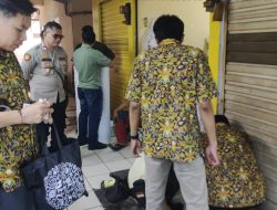 Kawal Penempelan Stiker Penutupan Los Kios Sementara, Polisi Ajak Pedagang Tahan Emosi dan Jaga Ketertiban