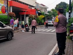 Pagi Humanis Bhabinkamtibmas Gondangdia, Bantu Siswa Masuk Sekolah & Atur Lalin