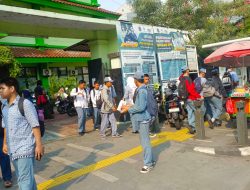 Bhabinkamtibmas Paseban Kawal Penutupan MPLS dan Bubaran Siswa SMKN 34 Jakarta