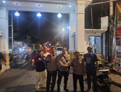Jaga Malam, Cegah Kejahatan, Bhabinkamtibmas Pegangsaan Sambangi Satkamling RW 08