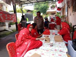 Bhabinkamtibmas Sumur Batu Monitoring Donor Darah di Balai Warga RW.04
