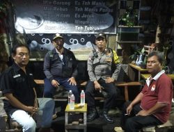 Sambangi Poskamling RW 02 Galur, Bhabinkamtibmas Ajak Warga Waspadai Kerawanan Wilayah
