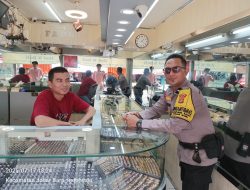 Patroli dan Sambang Toko Emas di Galur Jaya, Bhabinkamtibmas Kampung Rawa Himbau Waspada Kejahatan