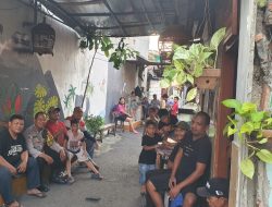 Sambangi Tempat Usaha Pelukis Bhabinkamtibmas Pasar Baru, Berikan Imbauan
