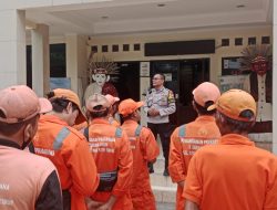 Tingkatkan Kekompakan, Bhabinkamtibmas  Cempaka Putih Timur kuti Apel Siang PPSU di Kelurahan
