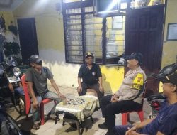 Sambangi Poskamling RW 09, Bhabinkamtibmas Ajak Warga Aktif Jaga Keamanan Lingkungan