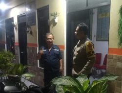Dini hari Polisi Sambangi Sekretariat RW 08 Tanah Tinggi, Ajak Warga Waspada dan Aktif Jaga Lingkungan