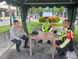 Bhabinkamtibmas Sambangi Pos Pantau Satpam Stasiun Pasar Senen, Tingkatkan Sinergi Cegah Kejahatan