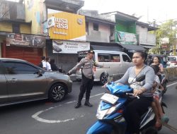 Unit Samapta Polsek Senen Laksanakan Gatur Lalin Sore Hari di Perlintasan Kereta Sentiong