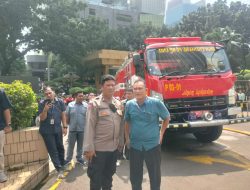 Sinergi Sigap Tanggap, Bhabinkamtibmas Kawal Simulasi Evakuasi Kebakaran di Wisma Mandiri
