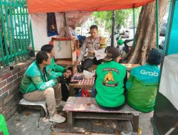 Bhabinkamtibmas Petojo Utara Lakukan Pembinaan Komunitas Ojek Online, Antisipasi Curanmor dan Kejahatan Jalanan